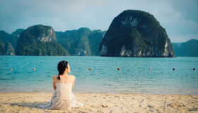 Beautiful moments of Solo Traveler in Halong Bay